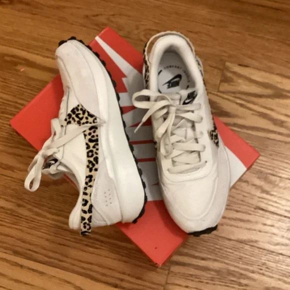 Nike White and Animal Print Waffle Debut Sneakers LN Size 7.5 - Picture 2 of 5